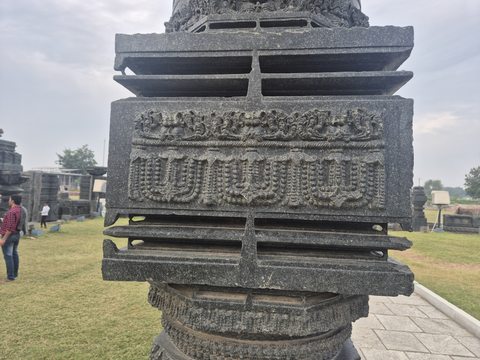 A square section is carved with hanging garlands beneath a narrow frieze. Deep horizontal gaps separate the surrounding mouldings.